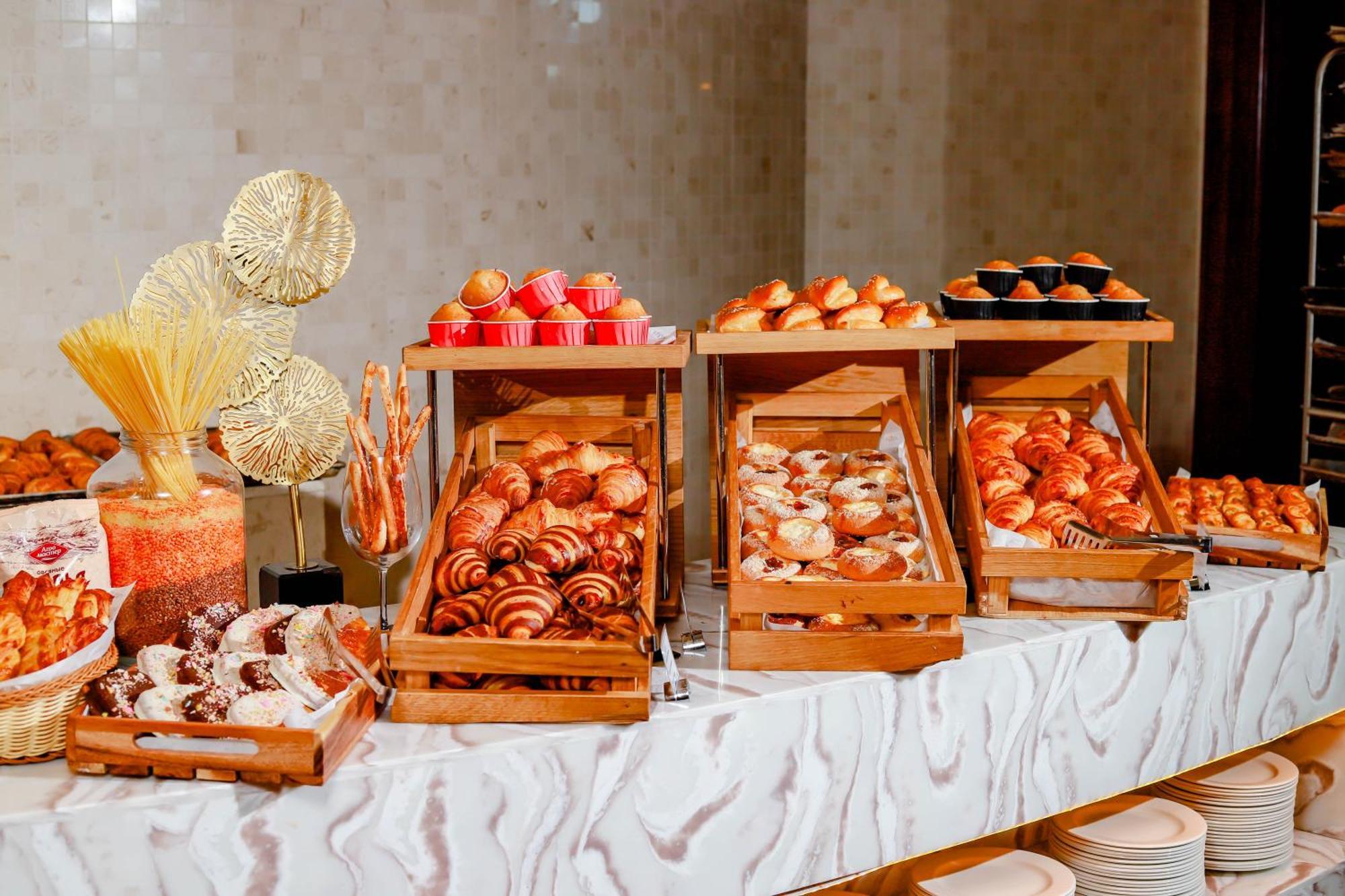릭소스 보로보에 호텔 Shchūchīnsk 외부 사진 A pastry buffet
